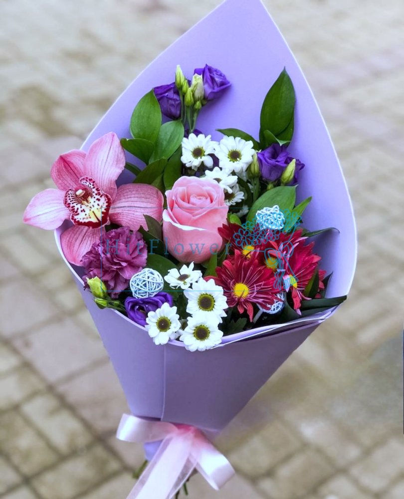 Букет цветов из: Хризантемы, Розы, Орхидеи и Лизиантусы